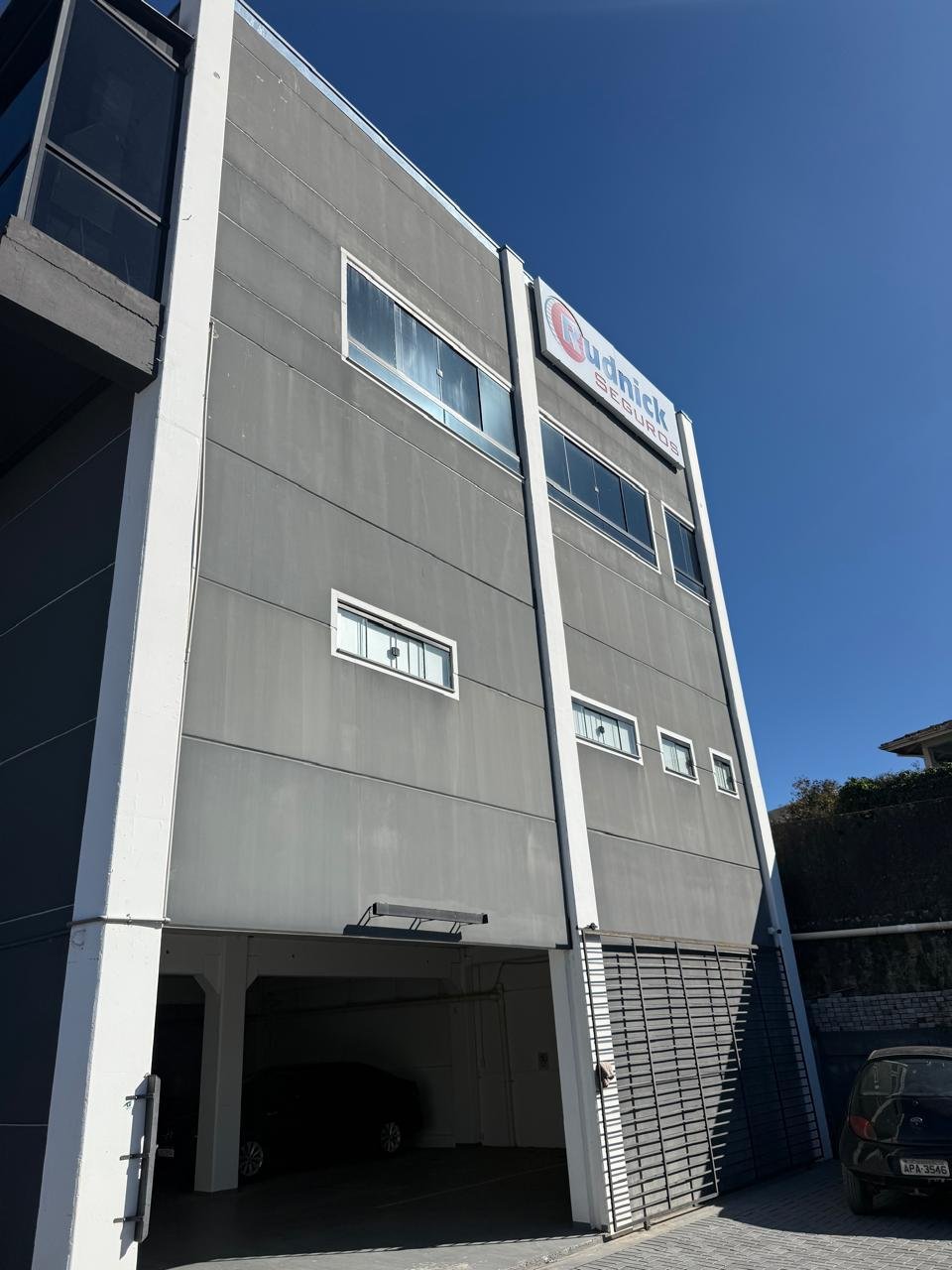 Edifício Comercial com Estacionamento