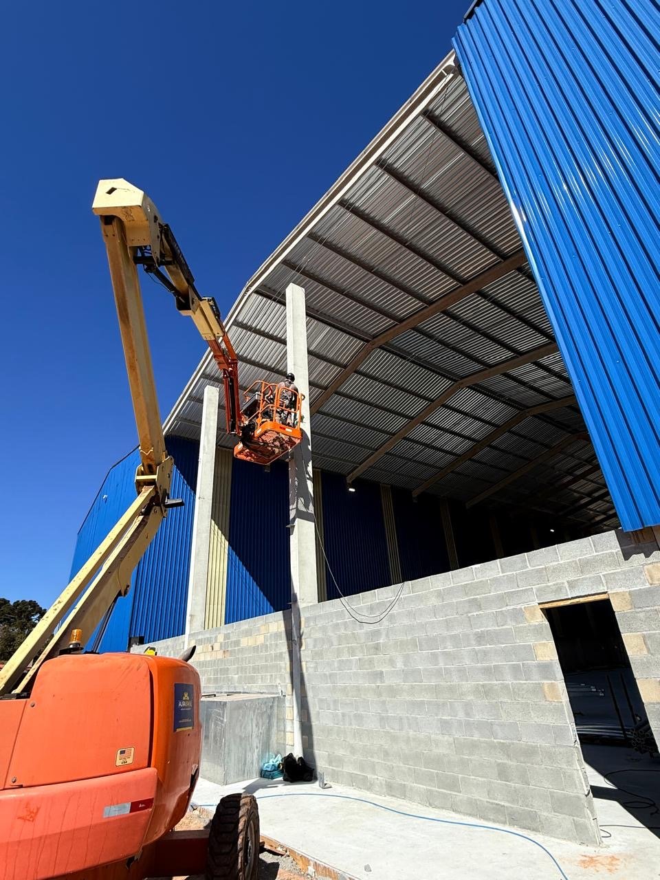Galpão industrial executado pela Moldtech com cobertura e fechamento metálico